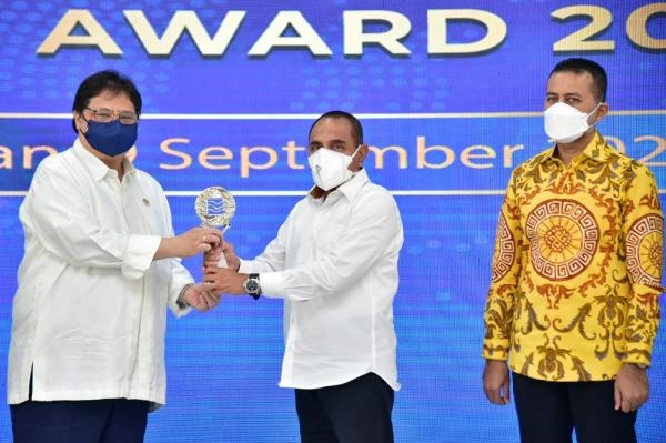 Menko Airlangga Serahkan Piala TPID Award 2021 kepada Gubernur Edy Rahmayadi dan Apresiasi Penurunan Kasus Covid-19